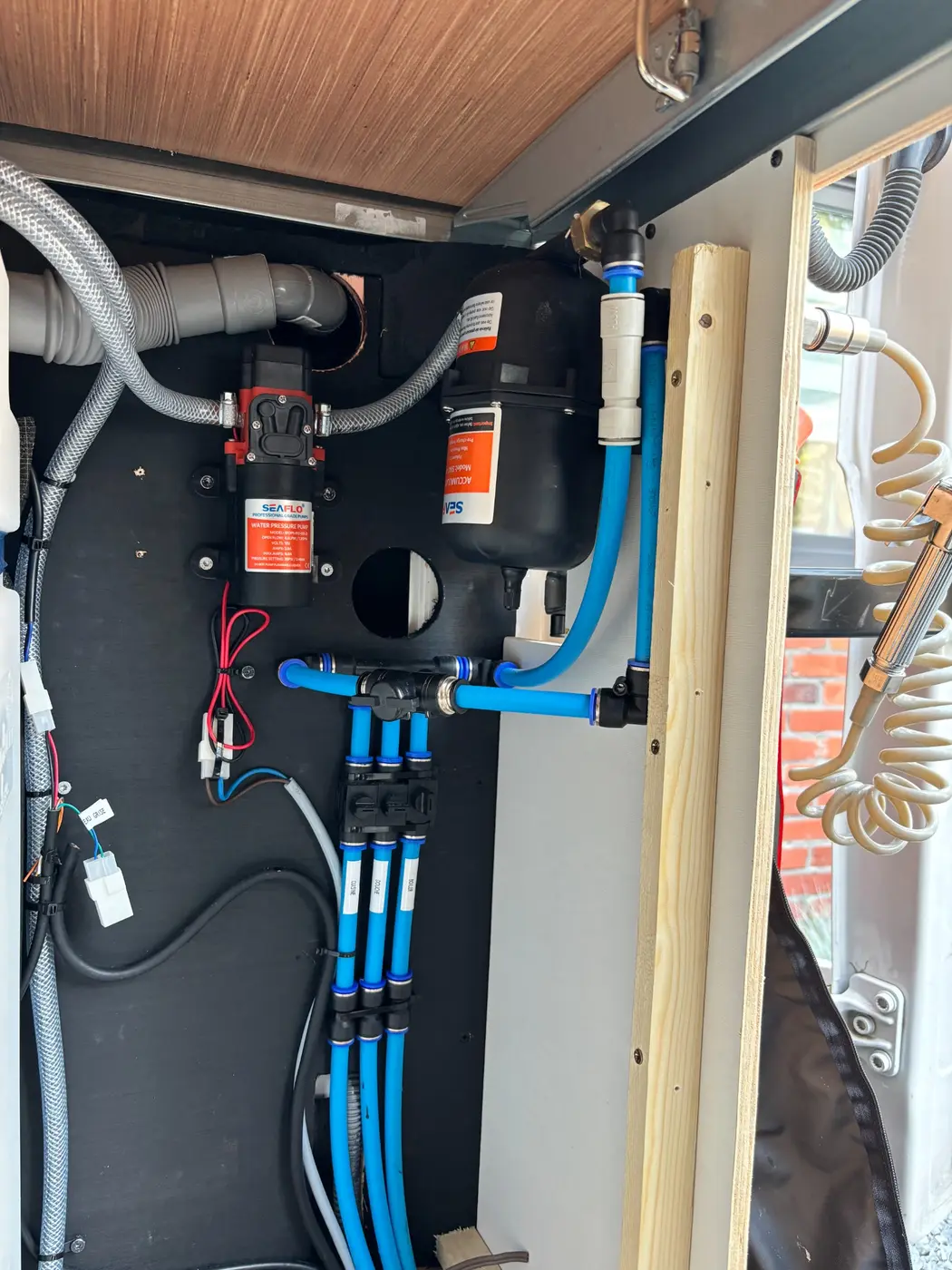 Pompe, filtre et circuit d’eau installés dans un camping-car