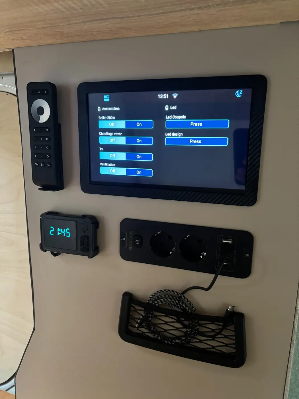 Écran tactile de commande et prises électriques installés dans un van