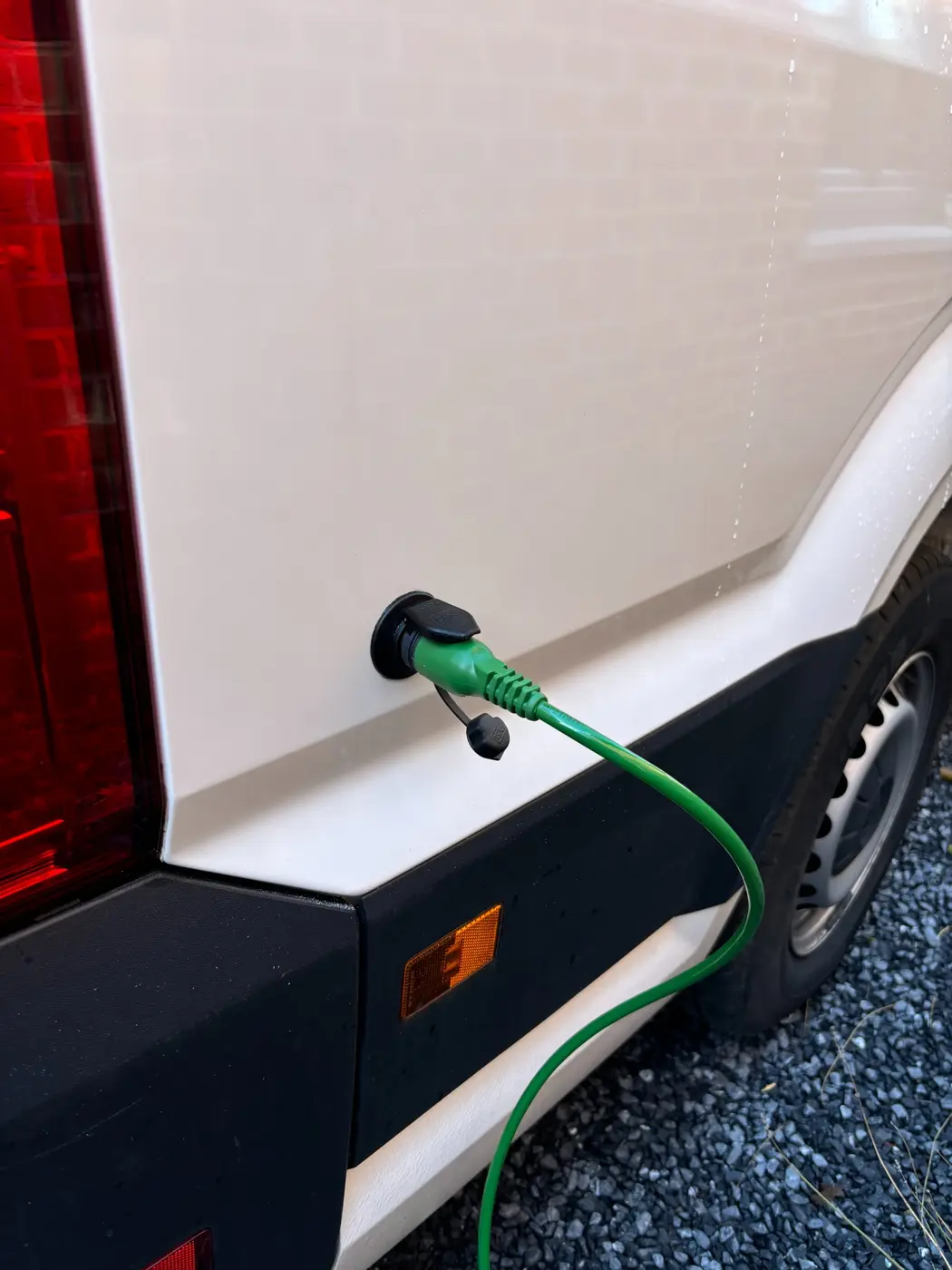 Prise extérieure 230 volts installée discrètement sur un véhicule
