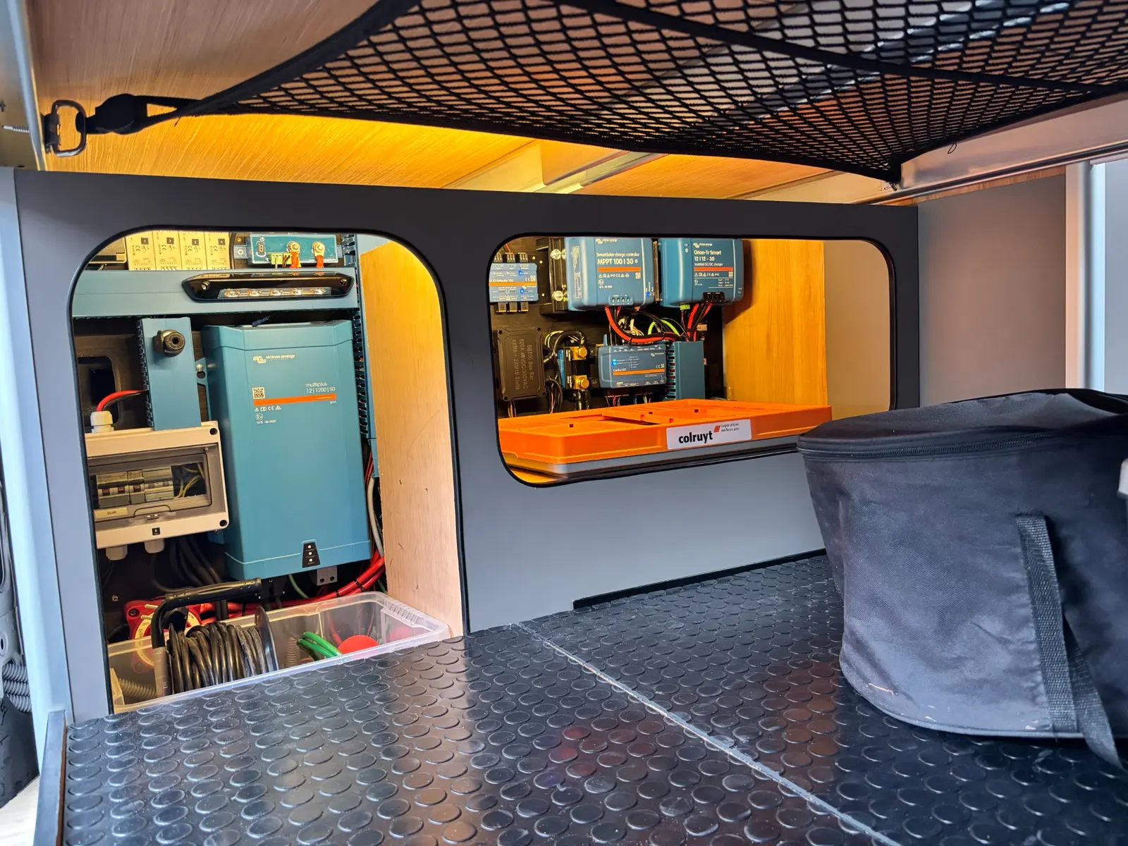 Installation électrique Victron intégrée dans le coffre d’un van